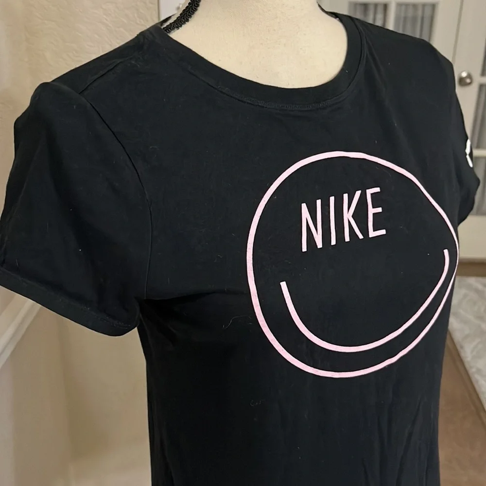 Nike black crew neckline with pink smiley face t-shirt Size XL